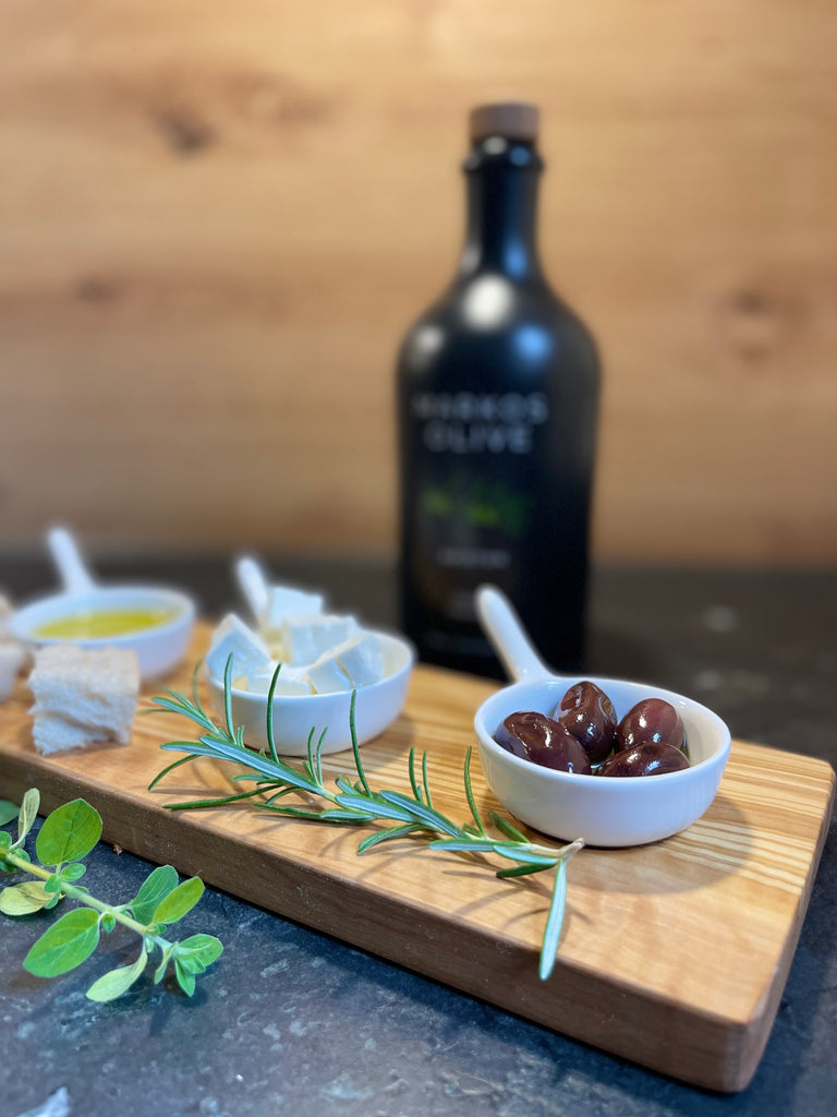 Vorspeisenbrett aus Olivenholz mit 3 Porzellanschälchen – Servierplatte für Antipasti, Dips & Snacks
