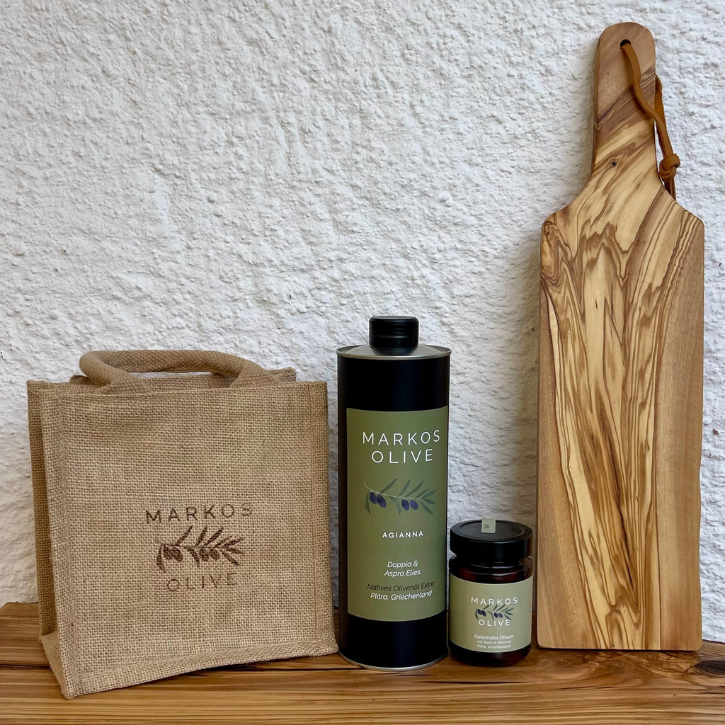 Agianna Premium-Set von MARKOS OLIVE mit 1 L nativem Olivenöl extra, Glas Kalamata-Oliven und handgefertigtem Olivenholzbrett mit Stielgriff in Jute-Geschenktasche.