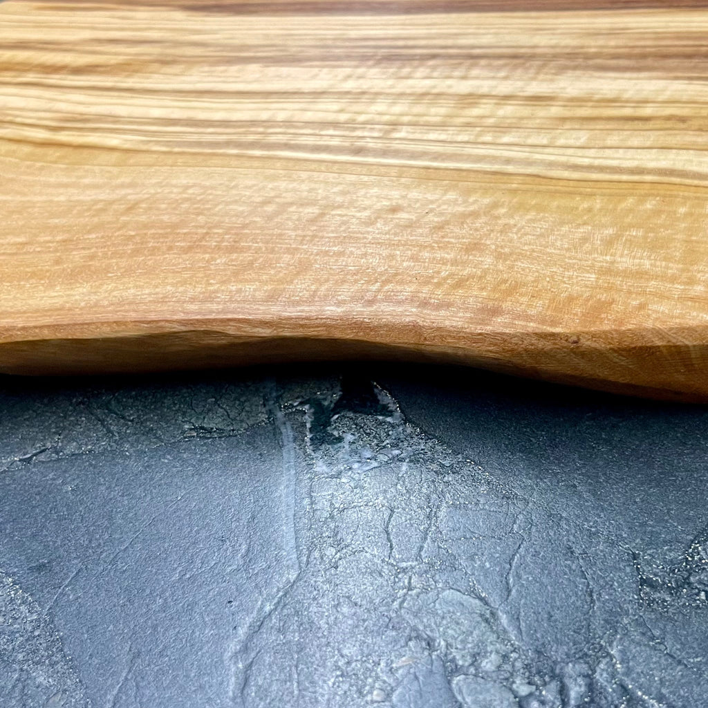 Nahaufnahme der Griffmulde des handgefertigten Schneidebretts S477 aus Olivenholz
