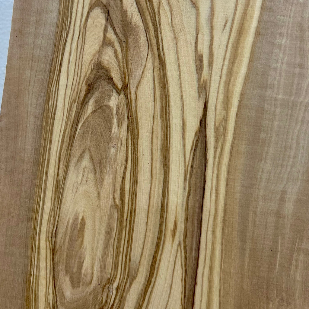 Detailfoto: Ausdrucksvolle, ovale Maserung im Olivenholz