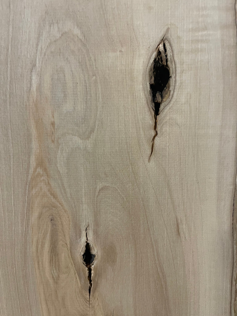 Rustikales Olivenholzbrett mit naturbelassener Rinde an den Seiten, fein gehobelt und mit markanten Maserungen, Astlöchern und kleinen Rissen – ideal für handgefertigte Schneidebretter oder Unikate aus Holz.
