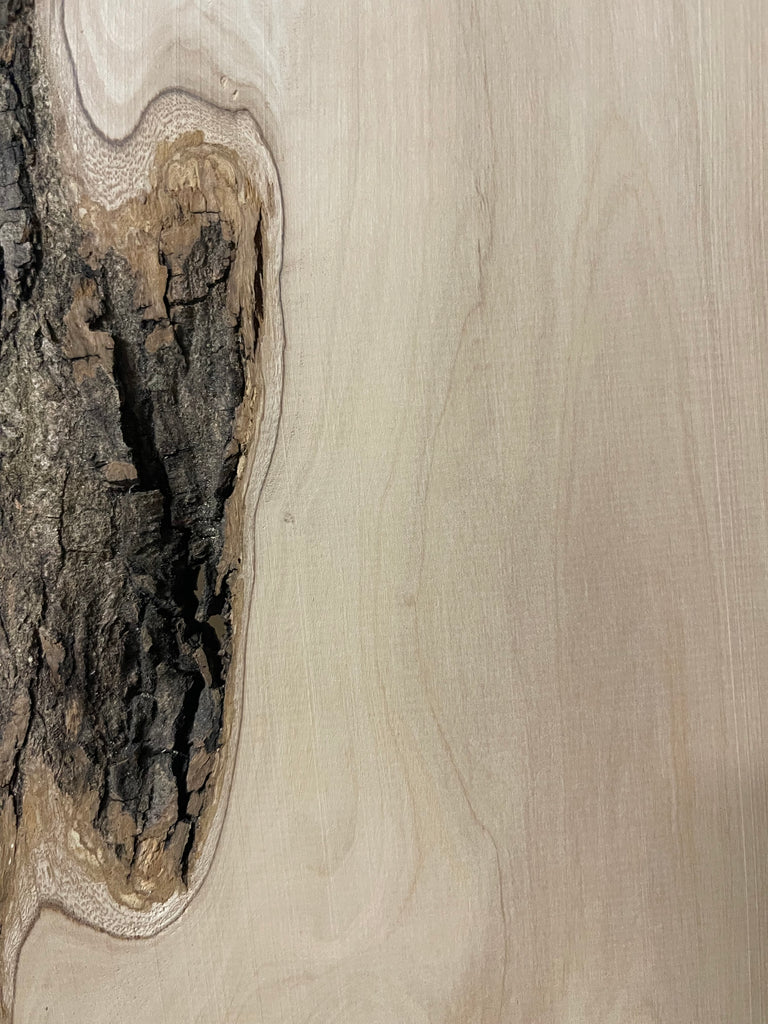 Naturbelassene Olivenholzbohle mit einzigartiger Maserung, Astloch und lebendiger Farbzeichnung, ideal für kreative Holzprojekte oder Möbelbau.