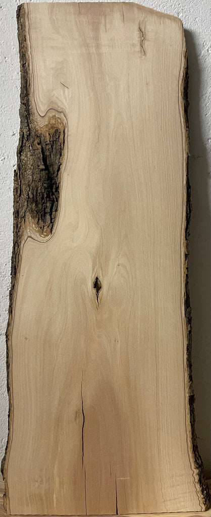 Naturbelassene Olivenholzbohle mit einzigartiger Maserung, Astloch und lebendiger Farbzeichnung, ideal für kreative Holzprojekte oder Möbelbau.
