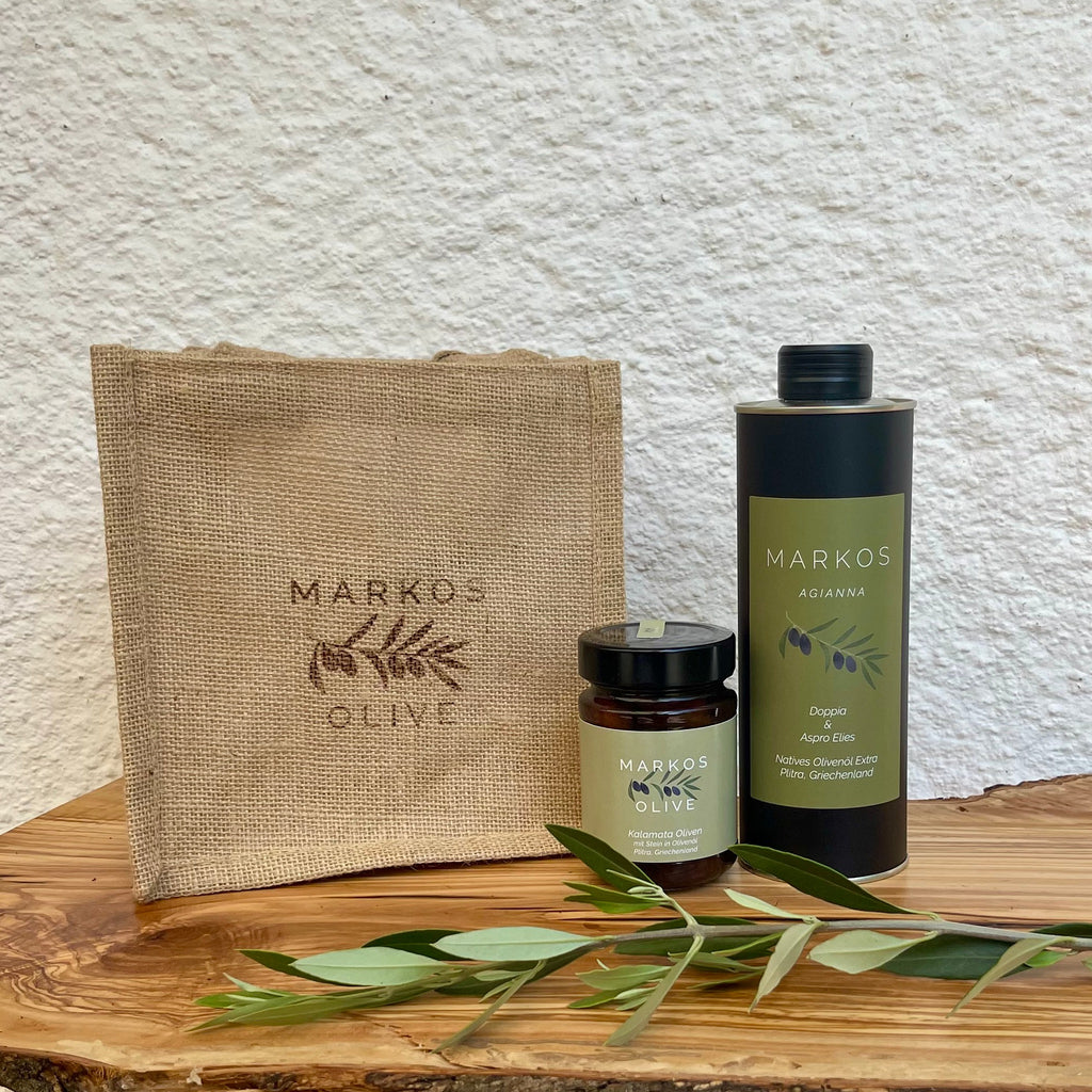 Hochwertiges Geschenkset „Mediterraner Genuss“ von MARKOS OLIVE mit 0,5 l Agianna Olivenöl und einem Glas Kalamata-Oliven, verpackt in einer dekorativen Jutetasche.