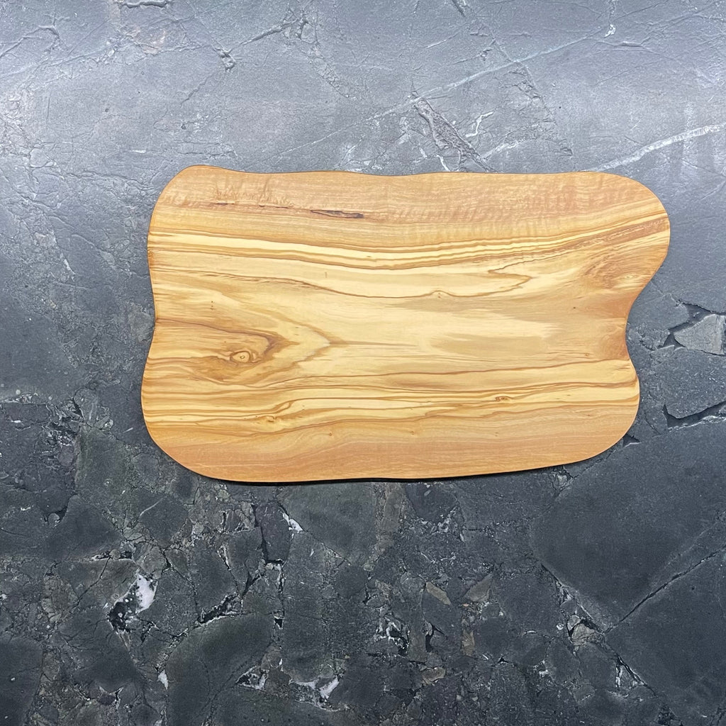 Handgefertigtes Olivenholzbrett 38x22 cm auf dunklem Steinhintergrund – Vorderseite
