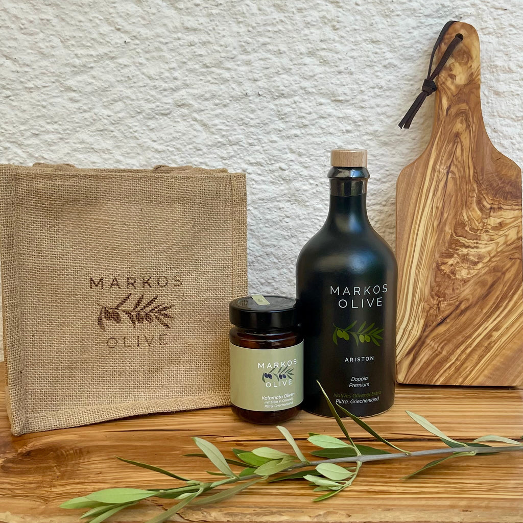 Geschenkset „Griechischer Abend“ – Ariston-Olivenöl, Glas Kalamata-Oliven und Olivenholz-Schneidebrett mit Jute-Geschenktasche