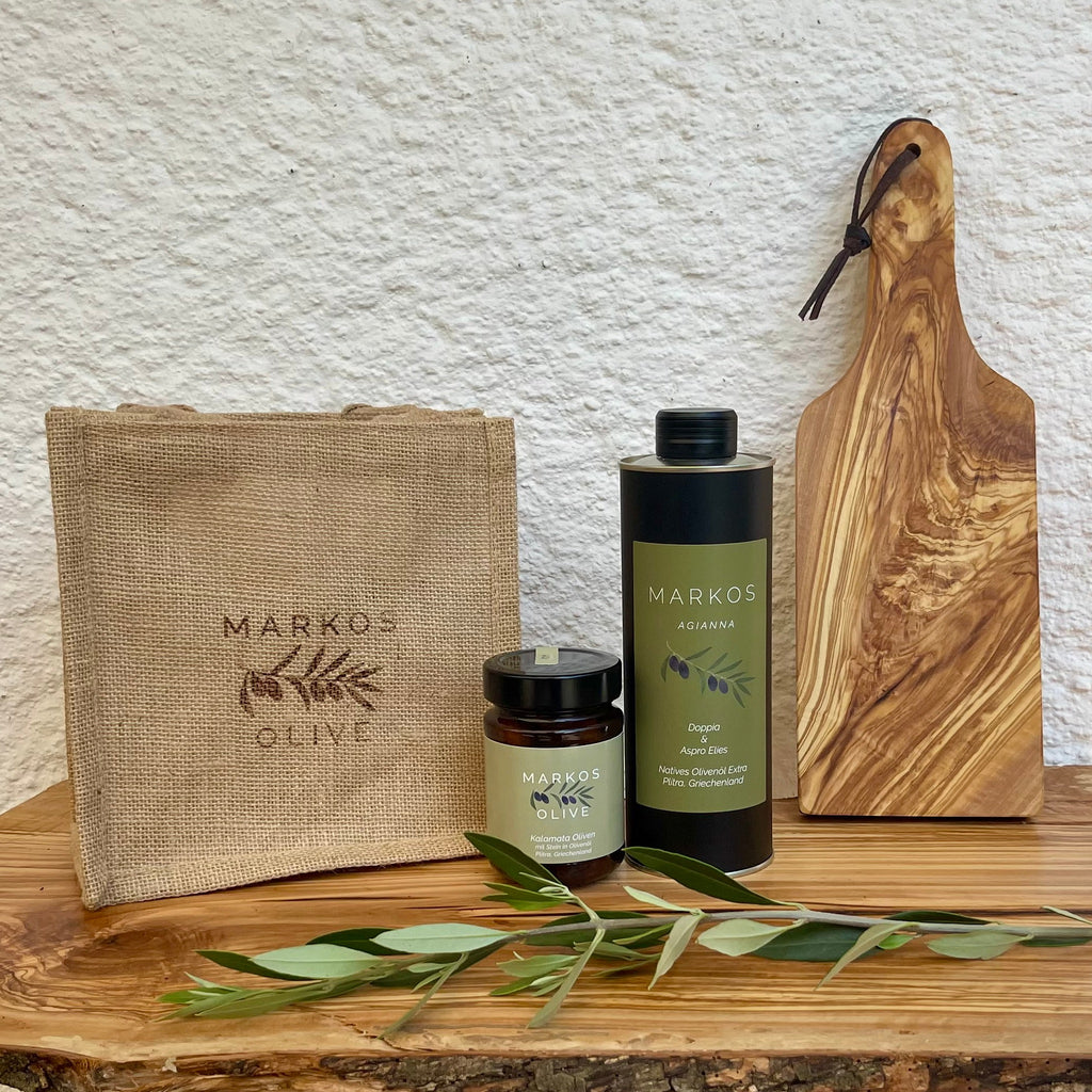 Geschenkset „Kochfreude“ mit 0,5 l Agianna Olivenöl, Kalamata-Oliven und handgefertigtem Olivenholzbrett, präsentiert mit Jutetasche.