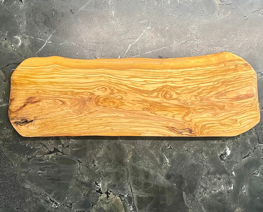 Massives Olivenholzbrett, 72,5 cm lang, mit markanter Maserung und Naturkante