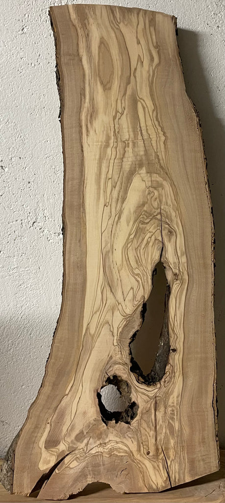 Dickes Olivenholzbrett mit auffälliger Maserung, Durchbruch und naturbelassener Rinde – perfektes Einzelstück für Dekoration oder kreative Projekte