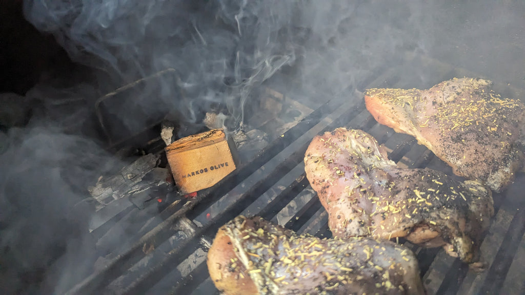 MARKOS OLIVE Smoking Chunk mit Fleischstücke – Olivenholz auf der Glut für mediterranes Raucharoma
