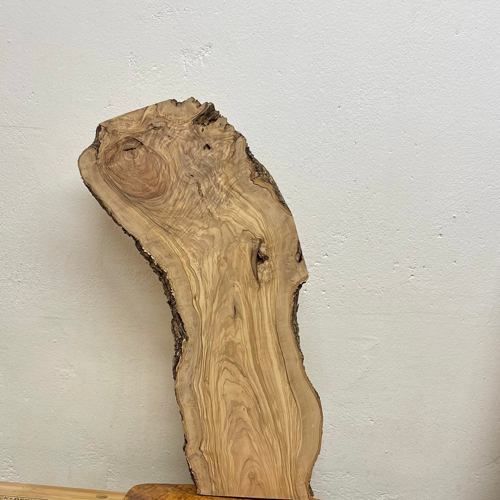 Naturbelassenes Olivenholzbrett W511 mit markanter Maserung und Naturkante