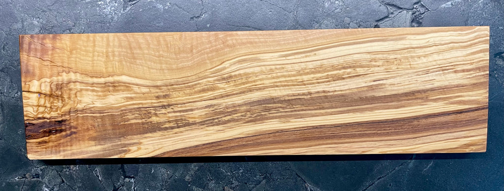 Klar geschnittenes Regalbrett aus Olivenholz mit feiner Maserung und ruhigem Farbverlauf – Unikat RB118