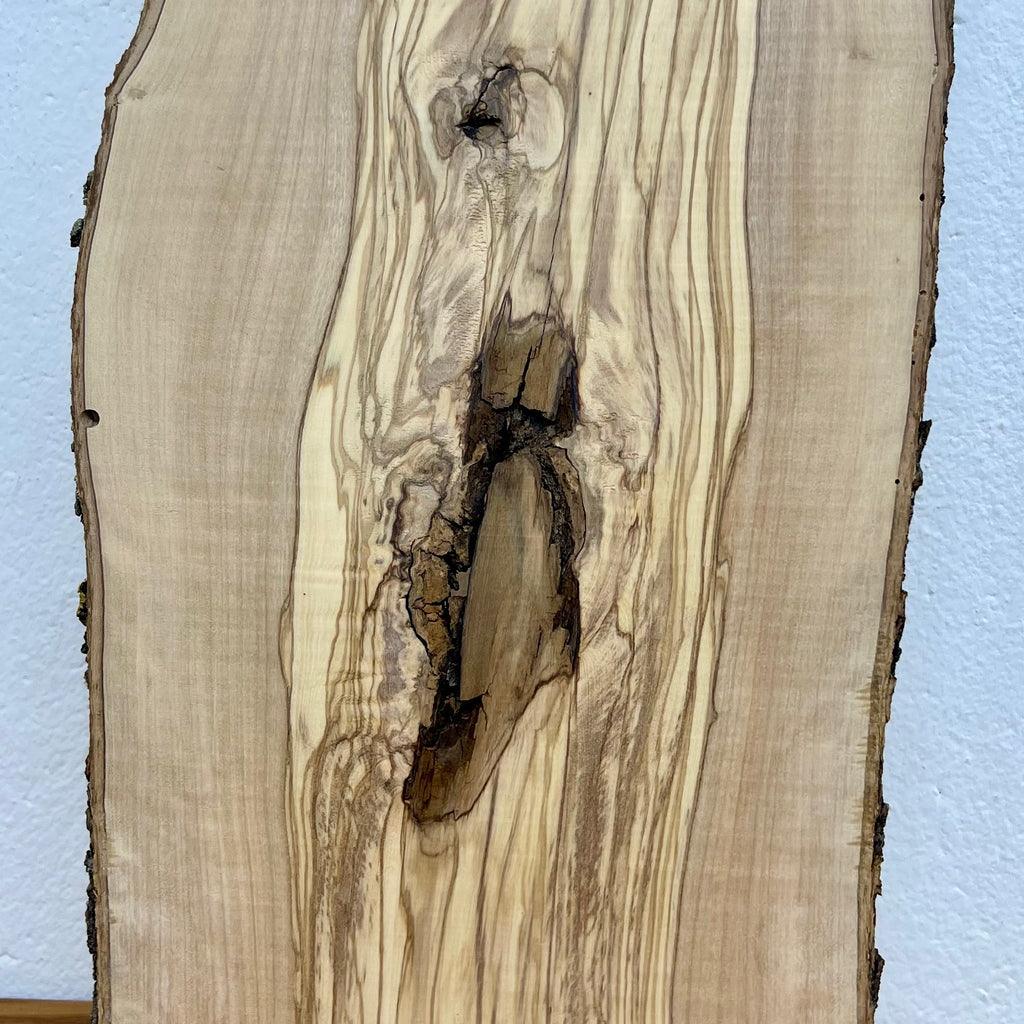 Natürliches Astloch mit Rissbildung – mediterrane Holzstruktur