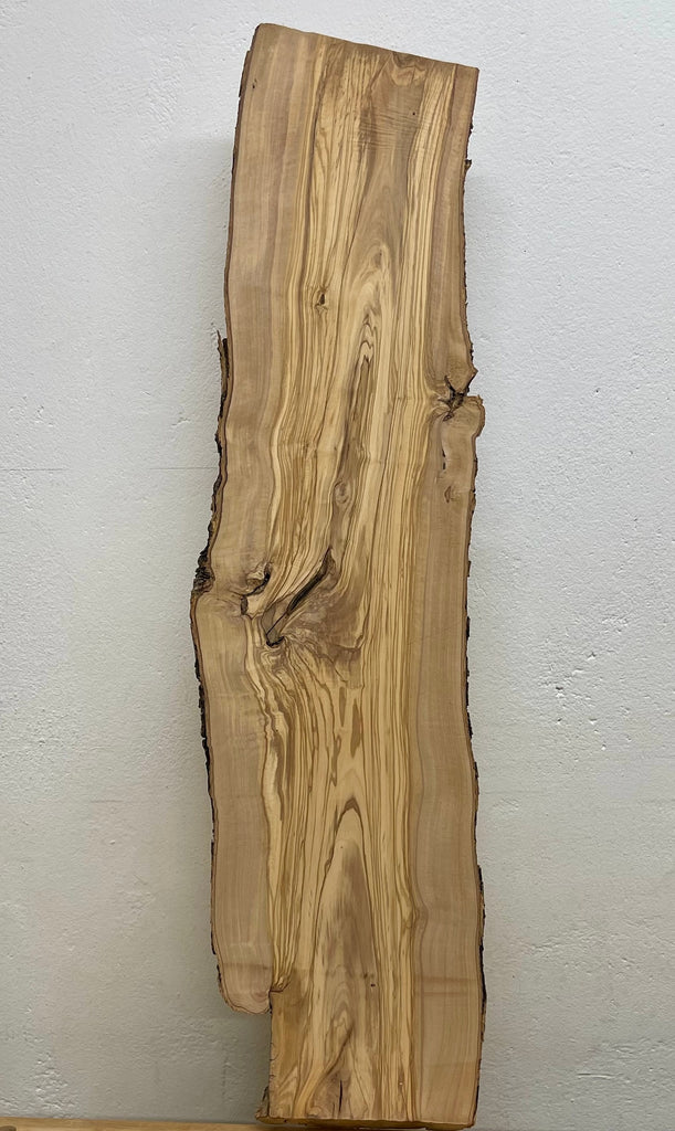 Rückansicht des Brettes mit dunklem Astverlauf und ausgeprägter Maserung – markante Strukturen machen dieses Stück zum Blickfang für Designer und Holzliebhaber.