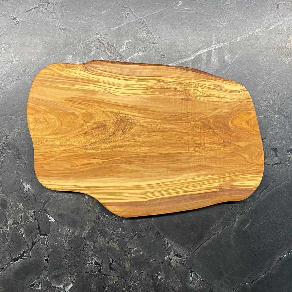 Handgefertigtes Olivenholzbrett mit markanter Maserung, Größe 39 x 26 cm, Vorderseite auf dunkler Steinoberfläche.