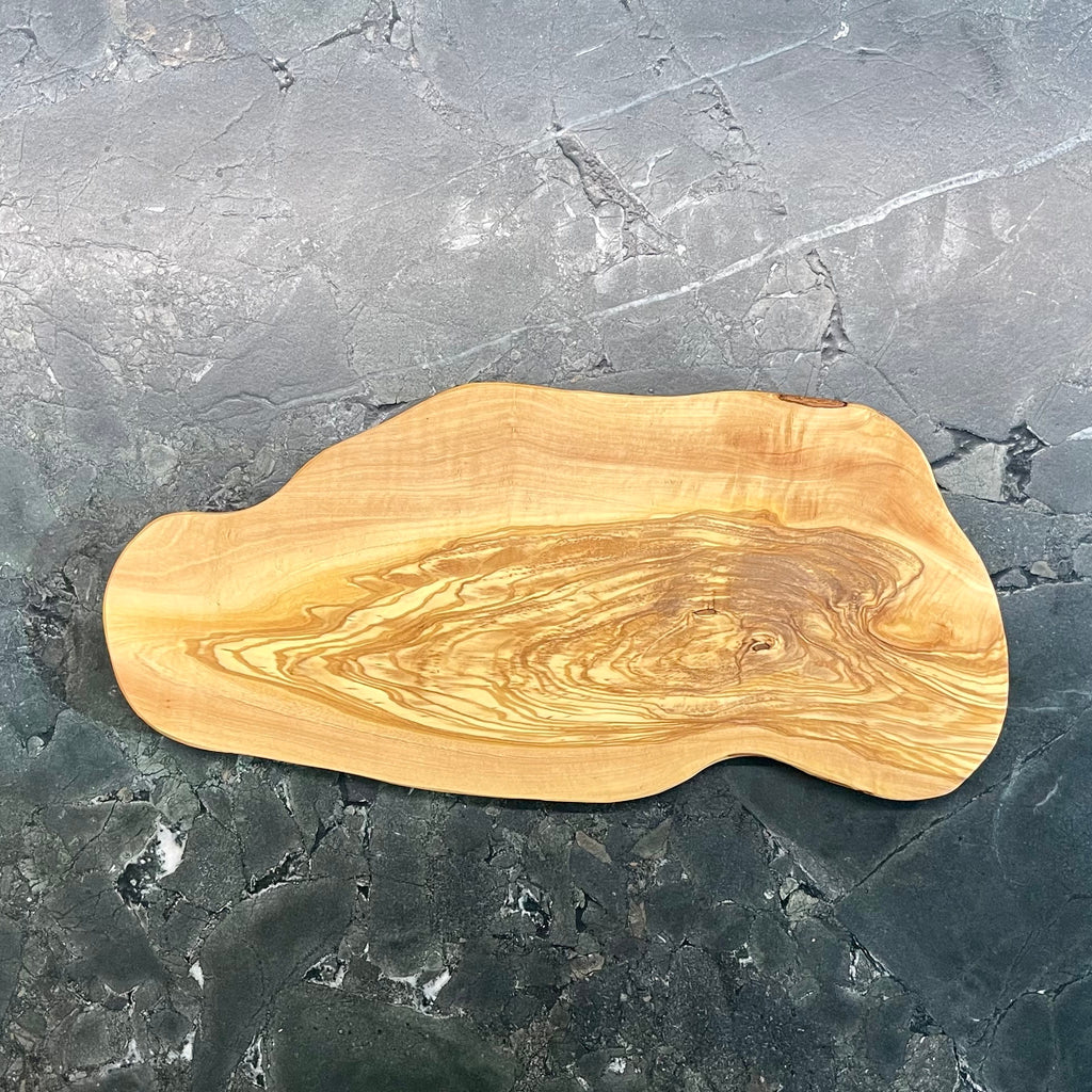Handgefertigtes Olivenholzbrett 45 × 21 cm mit geschwungener Form und lebendiger Maserung