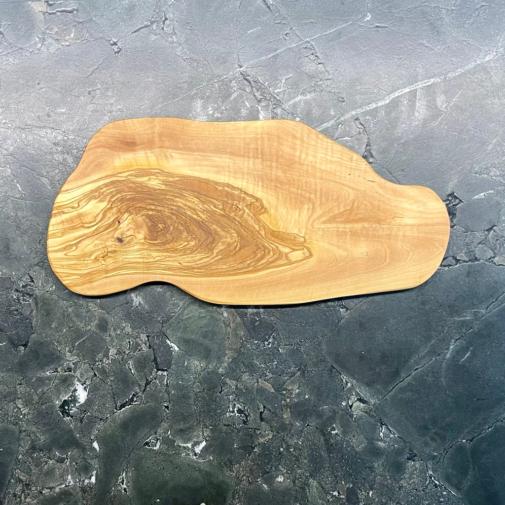 Olivenholzbrett aus Griechenland – 45 × 21 cm – edle Oberfläche und Naturform