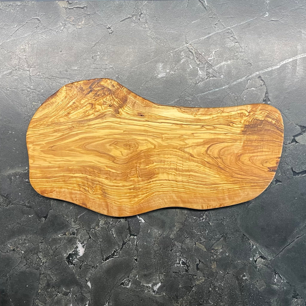 Handgefertigtes Olivenholzbrett 45 cm mit geschwungener Form und markanter Maserung