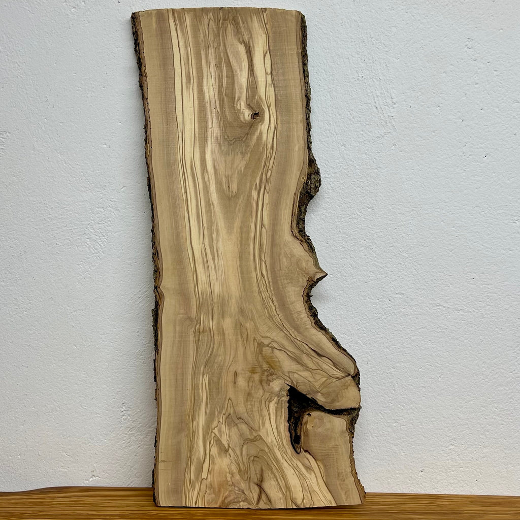 Unikat Olivenholzbrett mit markanter Maserung und Astloch – 59 cm Länge
