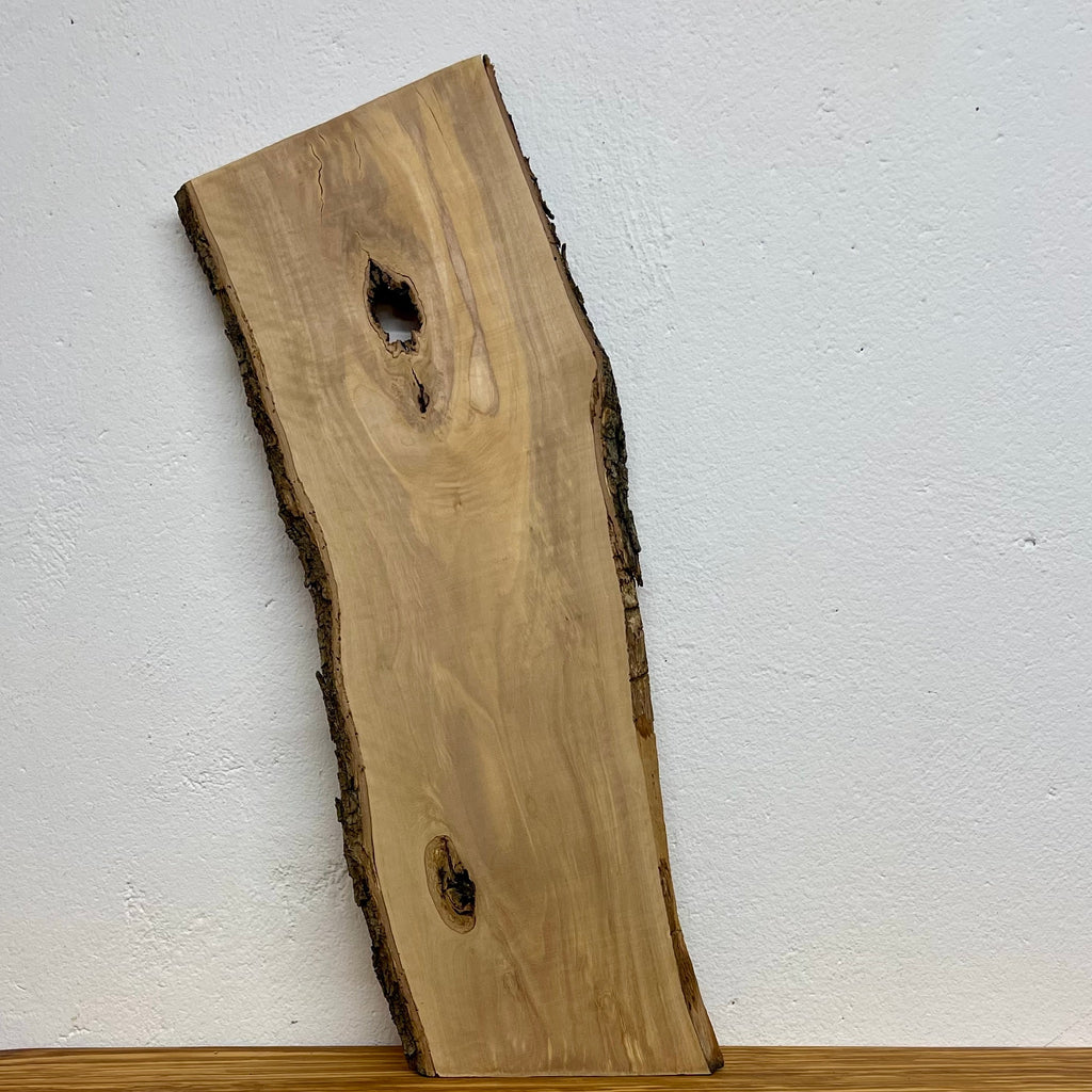Naturbelassenes Olivenholzbrett mit Rinde und Astloch – Brett W502