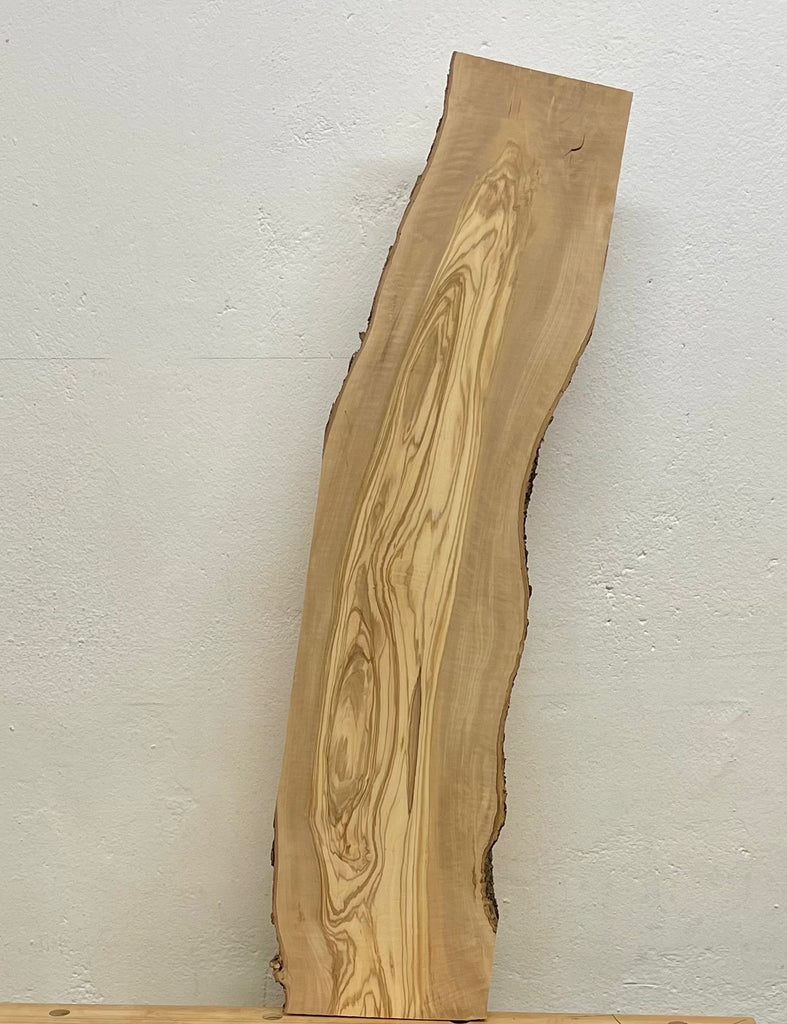 Olivenholzbrett 87 cm mit markanter ovaler Maserung und Naturkante – Vorderansicht