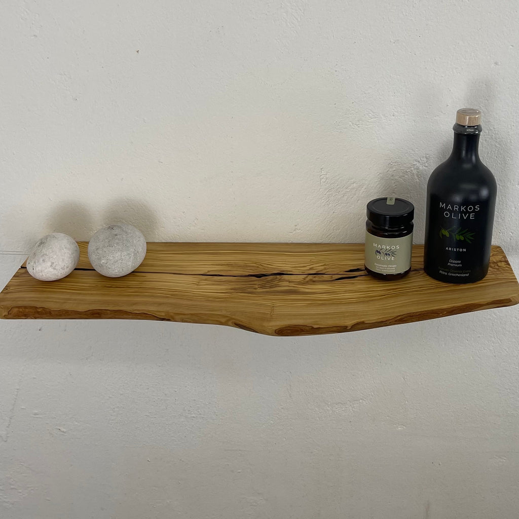 Kompaktes Olivenholzregal mit Dekoration aus Flasche, Glas und Steinen