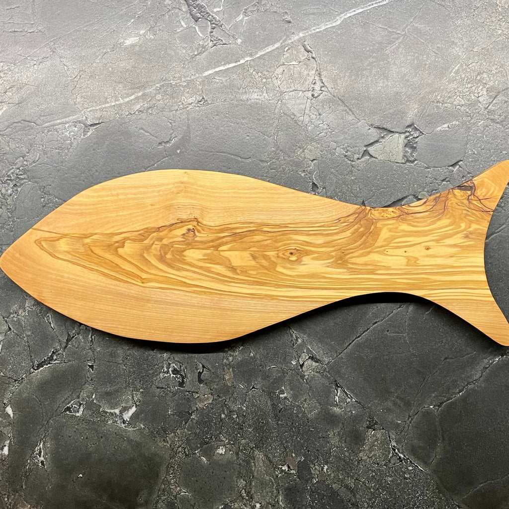 Rückseite des Fisch-Schneidebretts S474 mit natürlicher Maserung aus griechischem Olivenholz