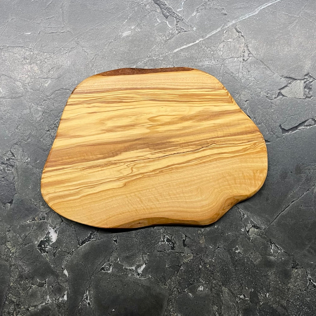 Rückseite des Olivenholzbretts S477 mit freier Form und warmer Holzstruktur