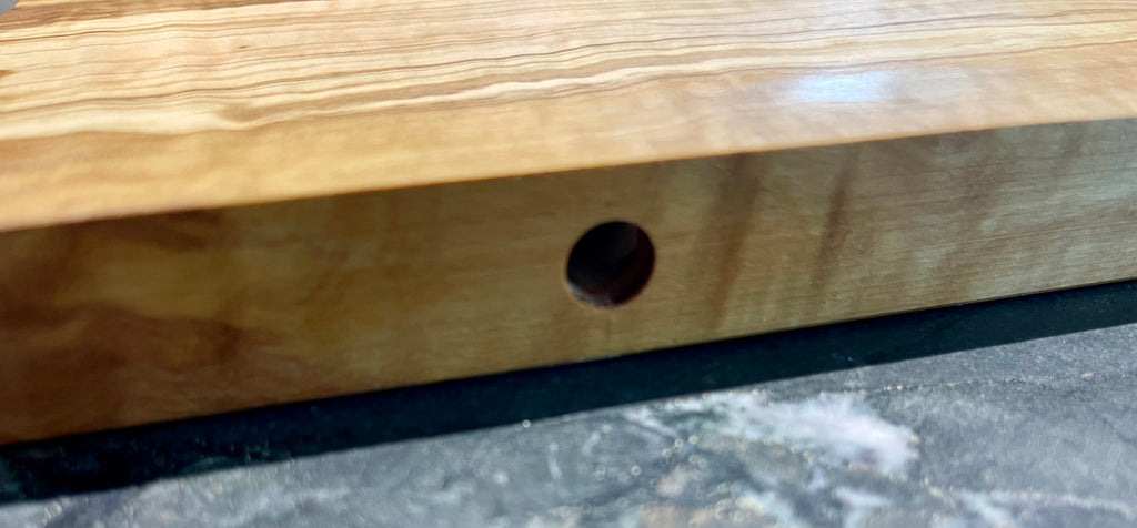 Vorbereitete Rückseite mit sauberer Bohrung für verdeckte Wandmontage mit Tablarhalter Compact