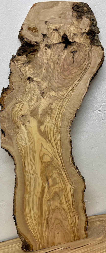 Dekoratives Olivenholzbrett mit intensiver Maserung, Astlöchern, Rissen und Rest-Rinde – 750 mm lang, geeignet für Wanddeko oder kreative Holzgestaltung