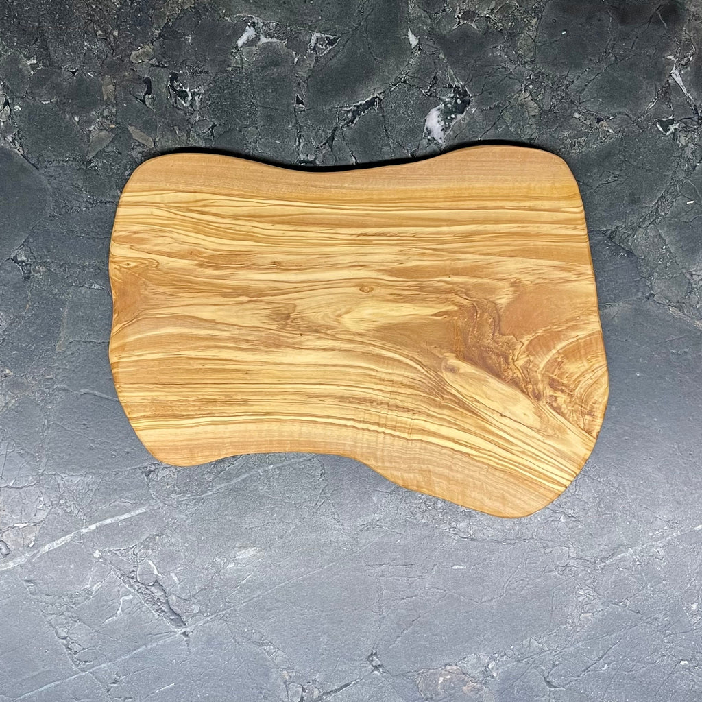 Handgefertigtes Schneidebrett S476 aus Olivenholz mit feiner Maserung und geschwungener Form.