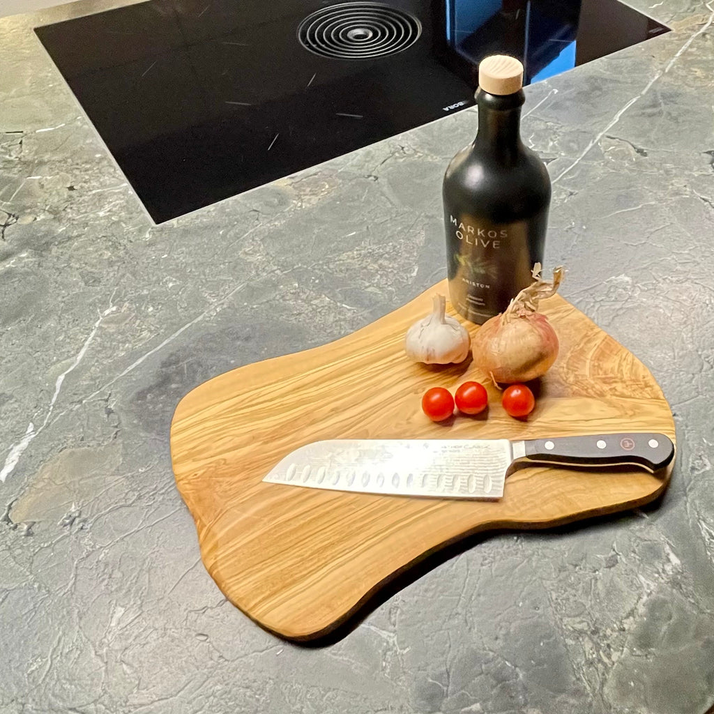 Brett S476 aus Olivenholz mit Zutaten und Olivenölflasche – mediterranes Flair in der Küche
