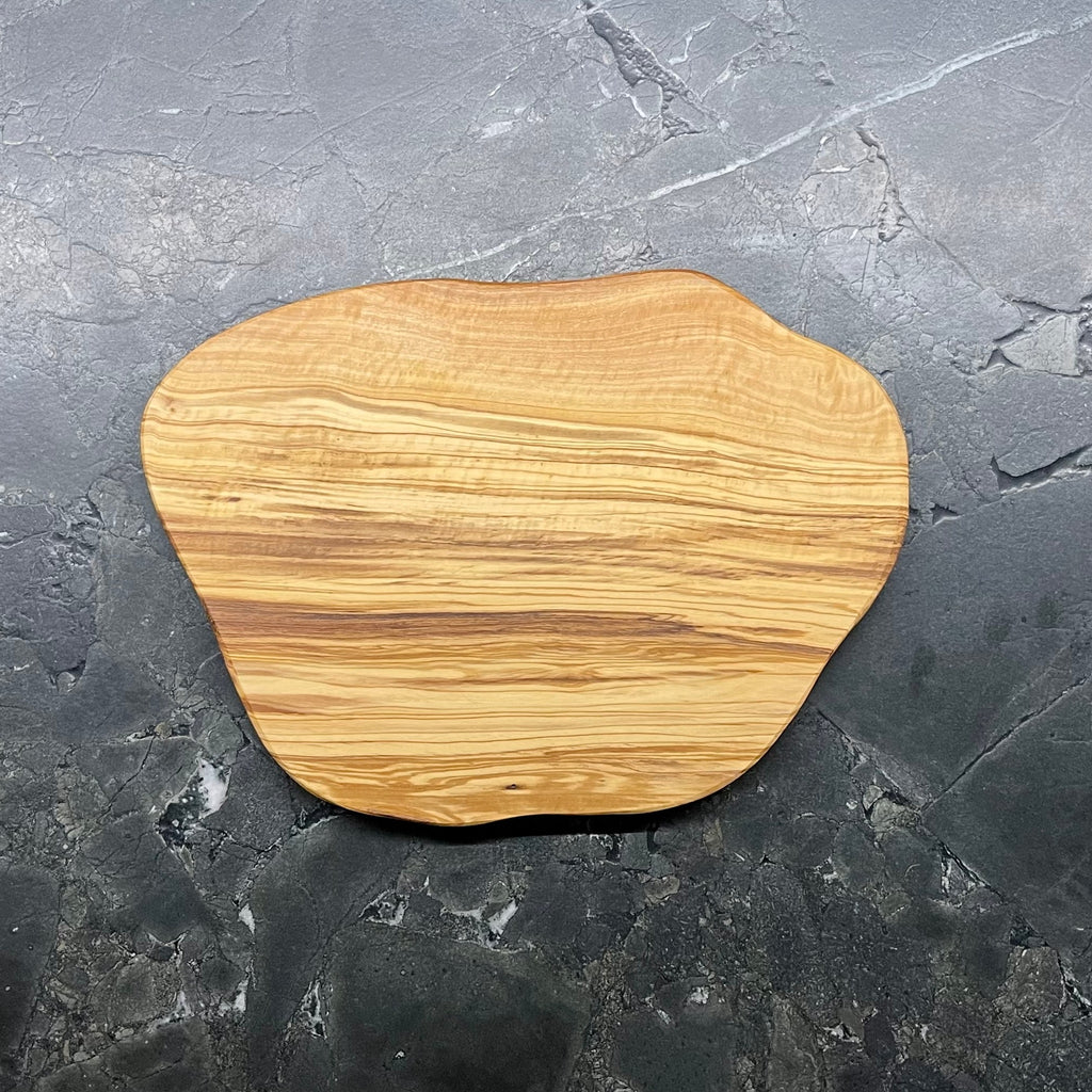 Schneidebrett S477 aus Olivenholz mit goldbrauner Maserung und geschwungener Form