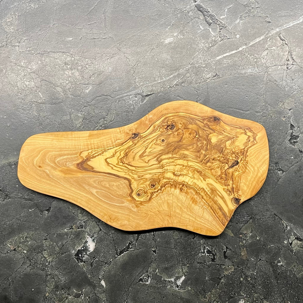 Handgefertigtes Schneidebrett S478 aus Olivenholz mit einzigartiger, kontrastreicher Maserung.