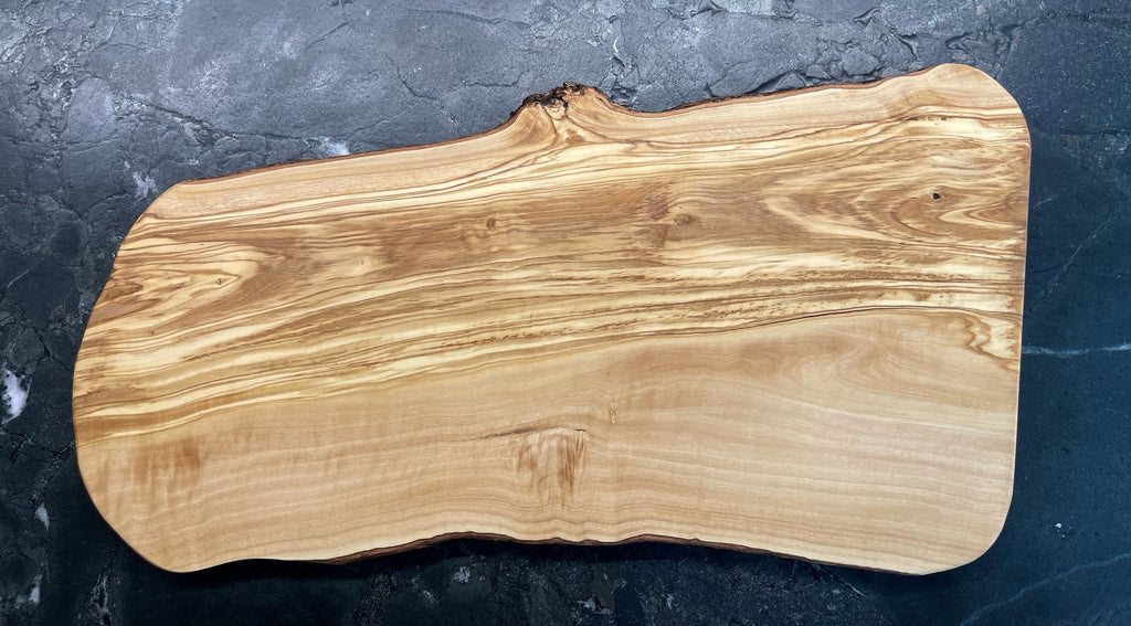 Schneidebrett aus Olivenholz in Naturform mit Rinde