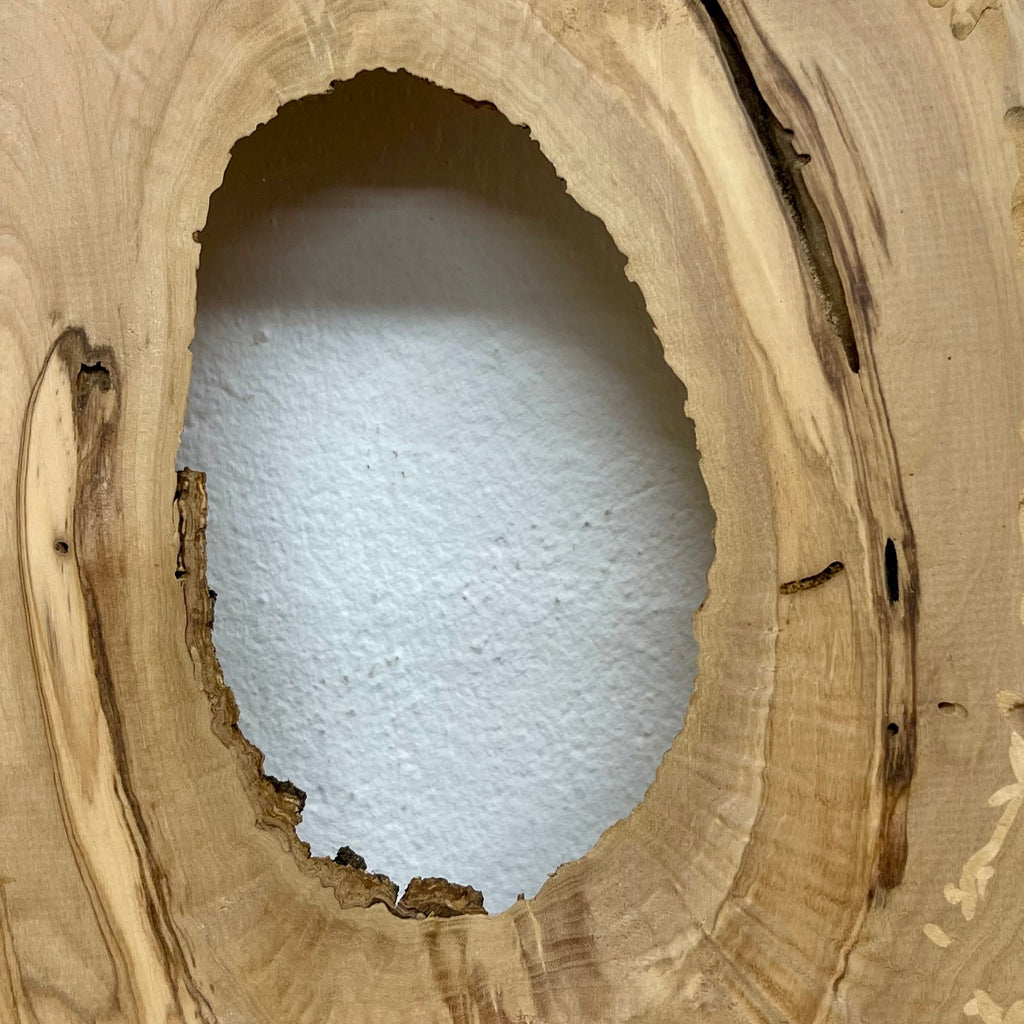 Holzstrukturen, Fraßgänge und Maserungsverlauf bei Olivenholzbrett W503
