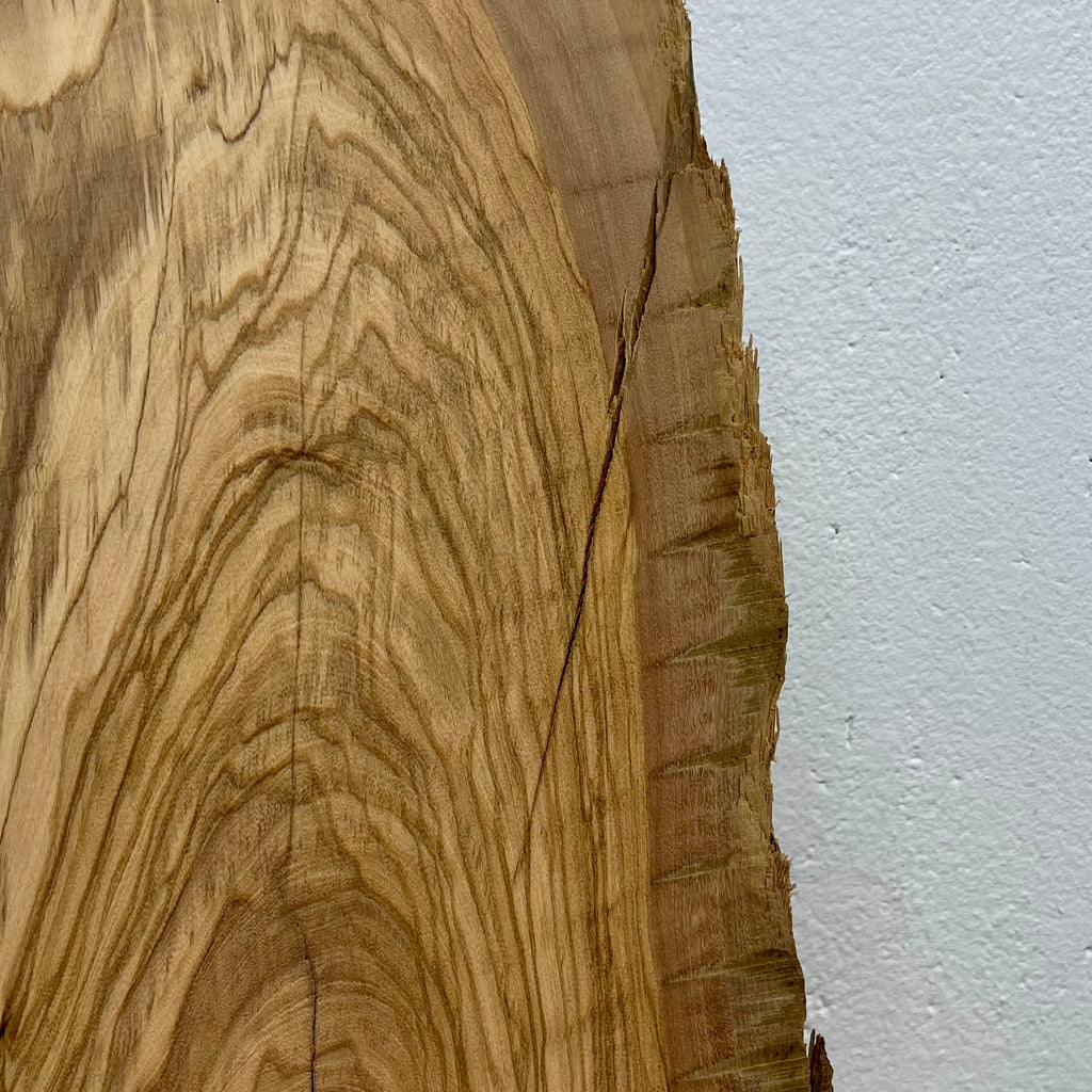 Zentraler Blick auf das lebendigste Stück der Maserung – flammenartige Strukturen mit Riss und sanfte Übergänge zwischen Splint- und Kernholz.