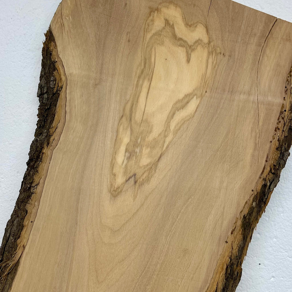 Charaktervolles Astloch mit umliegender Fladerung und geschwungenen Linien – detailreiche Struktur, ideal für Design-Akzente.