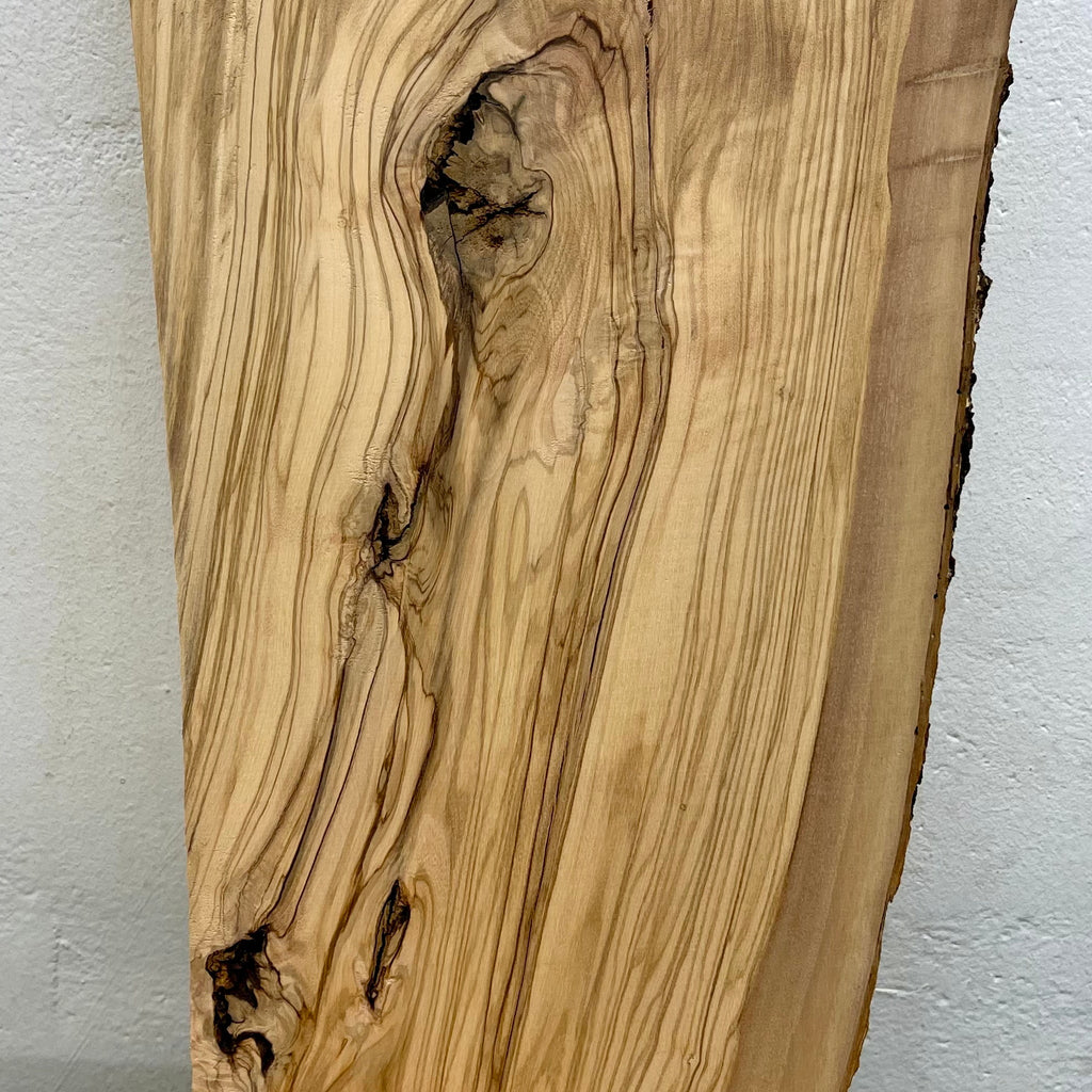 Der obere Bereich der Bohle zeigt eine vergleichsweise ruhige Maserung mit heller Fläche – kontrastiert harmonisch mit dem restlichen Holzbild.