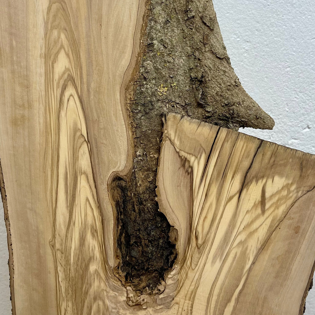 W507 Olivenholz-Brett 93x28-16x1,8cm – Naturkante, Astlöcher & Maserung, 93 cm