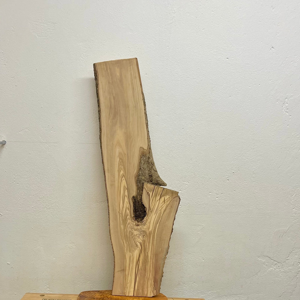 Olivenholz-Brett W507, 930 × 280–160 × 18 mm, Naturkante und markante Maserung.