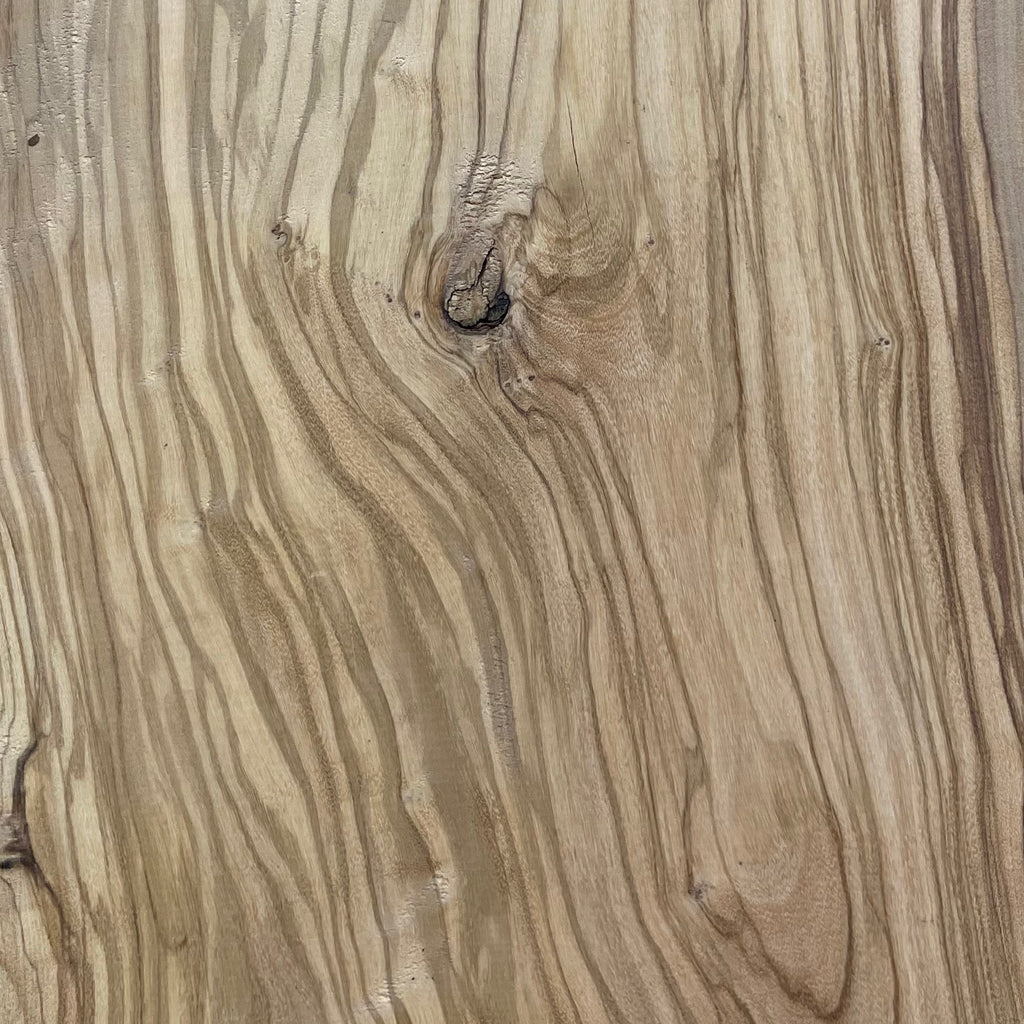 Detailaufnahme Olivenholz-Brett W510 mit markantem Ast und lebendiger Maserung.