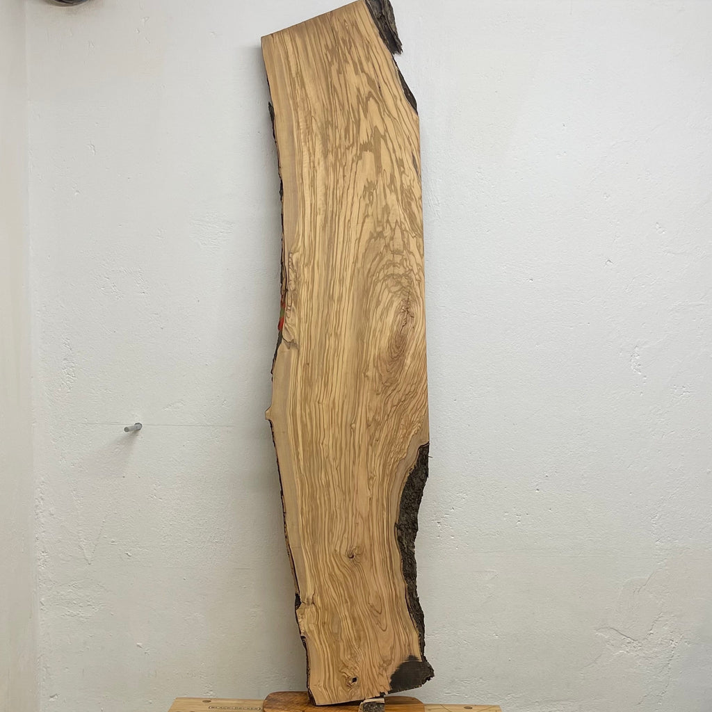 Rückansicht des Olivenholz-Bretts W510, rustikale Naturkante mit Rinde und Maserung.