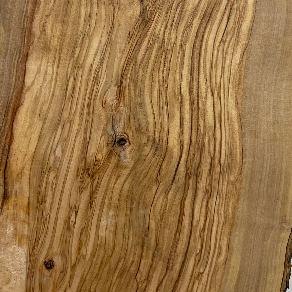 Detail Astloch und Maserung Olivenholzbrett W514 naturbelassen