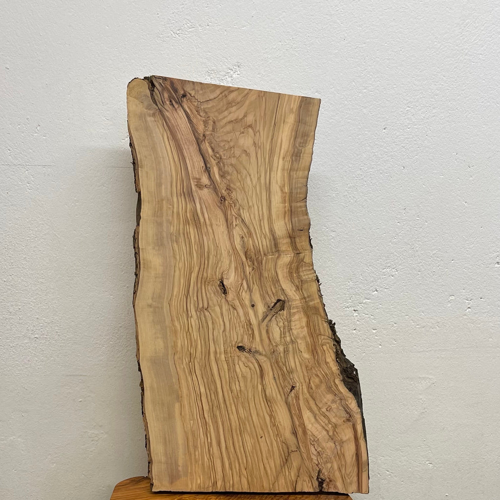 Olivenholzbrett W514 mit einzigartiger Maserung und Naturkante Vorderseite