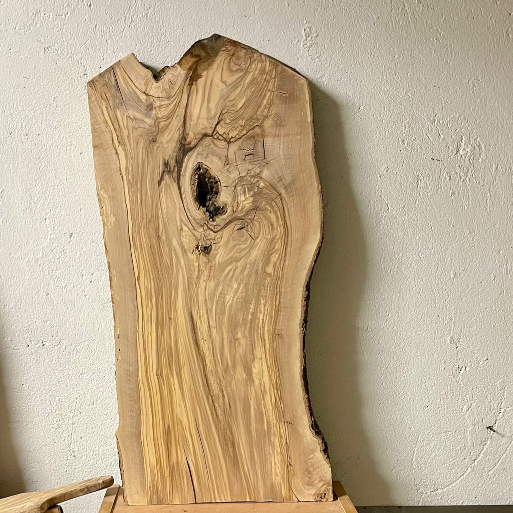 Olivenholz Brett mit Naturkante, charaktervoller Maserung und organischer Form
