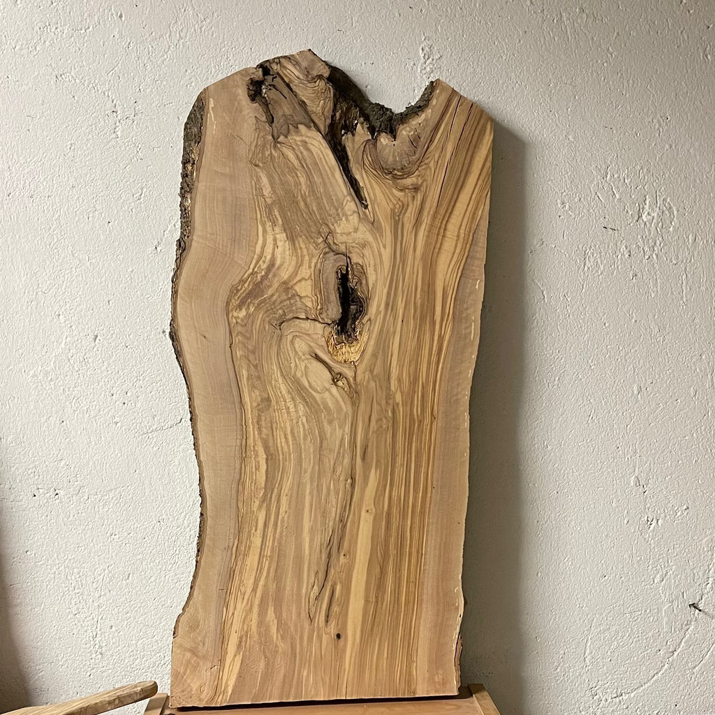 Rückseite des naturbelassenen Olivenholzbretts