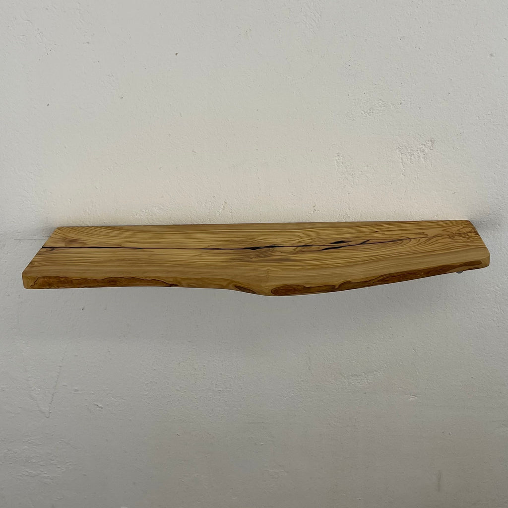 Wandboard aus Olivenholz mit Naturkante und sichtbaren Rissen