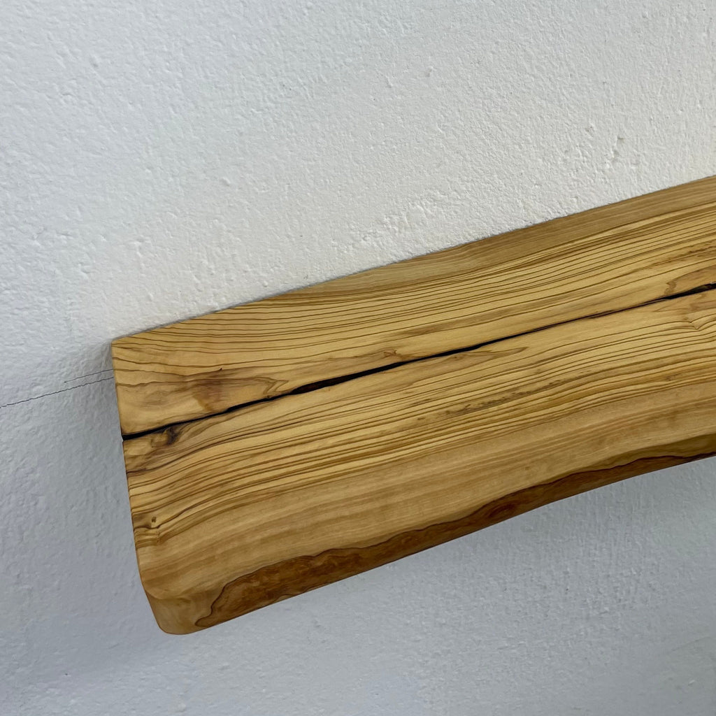 Seitenansicht des Wandboards mit naturbelassener Kante und Rissverlauf